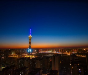 小孩发烧头不烫脸和脖子很烫（小孩发烧头不烫脸和脖子很烫正常吗）