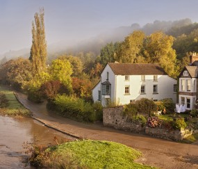 小孩反复发烧晚上不睡觉翻来翻去（小孩反复发烧晚上不睡觉翻来翻去正常吗）
